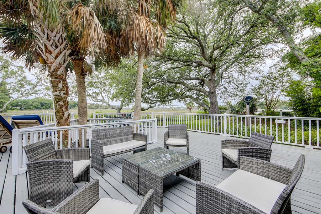 Beautiful home on lush lot with boardwalk to marsh, large deck, wifi, central ac