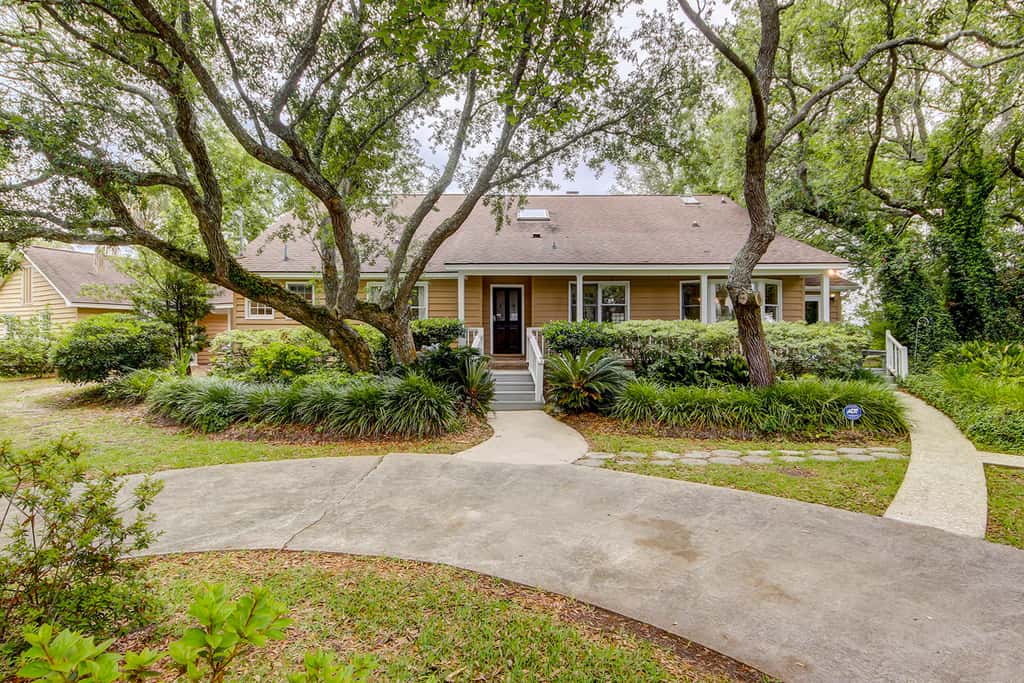 Beautiful home on lush lot with boardwalk to marsh, large deck, wifi, central ac