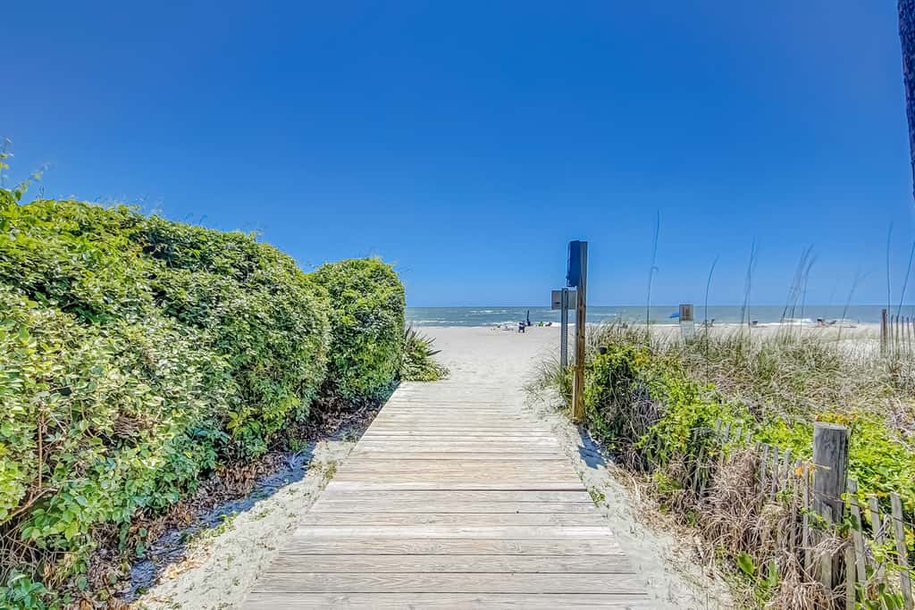 Oceanfront beach condo with WiFi, washer/dryer, pool - snowbirds welcome