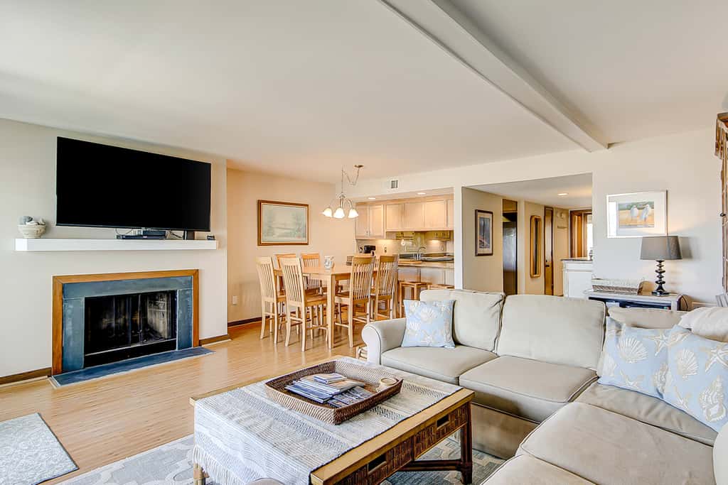 Oceanfront beach condo with WiFi, washer/dryer, pool - snowbirds welcome