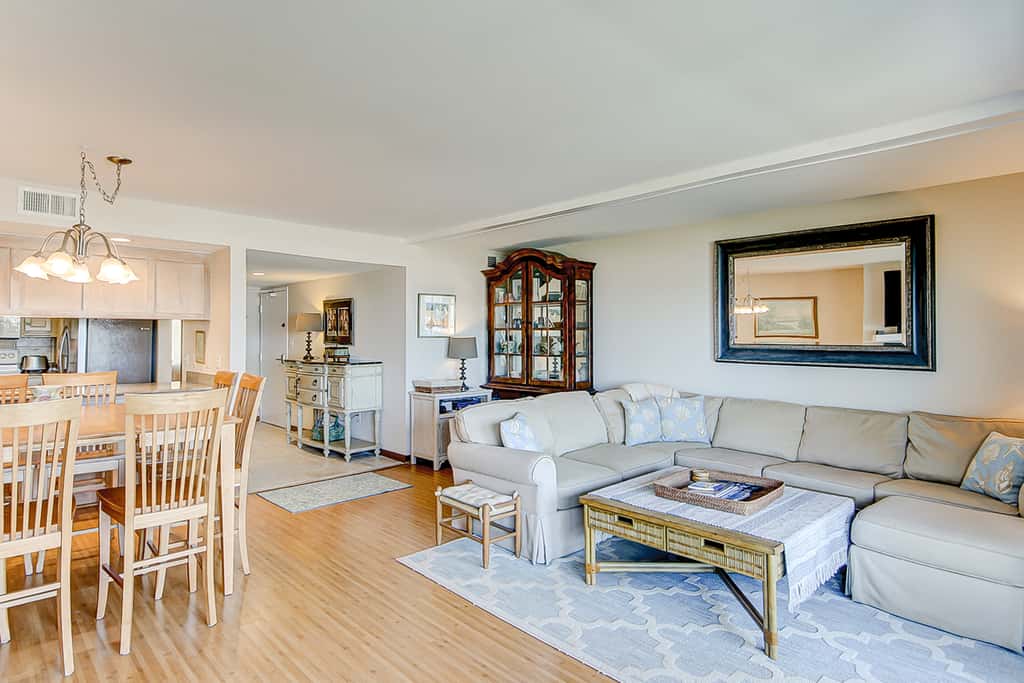 Oceanfront beach condo with WiFi, washer/dryer, pool - snowbirds welcome