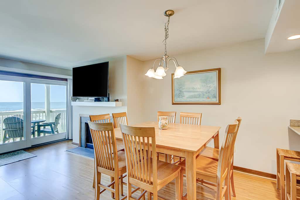 Oceanfront beach condo with WiFi, washer/dryer, pool - snowbirds welcome