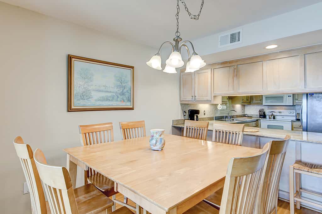 Oceanfront beach condo with WiFi, washer/dryer, pool - snowbirds welcome