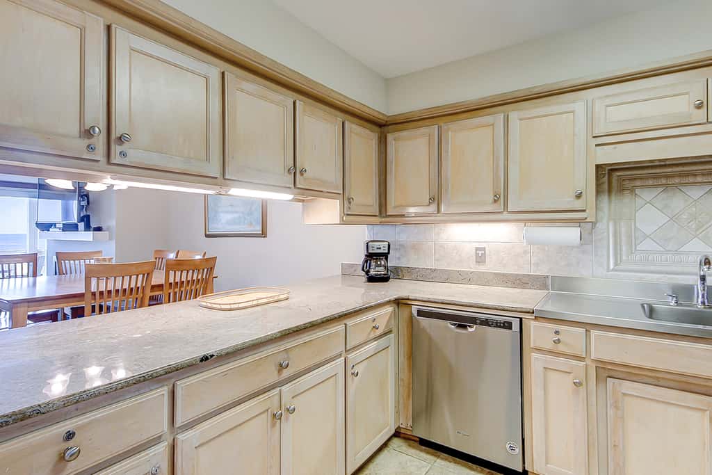 Oceanfront beach condo with WiFi, washer/dryer, pool - snowbirds welcome