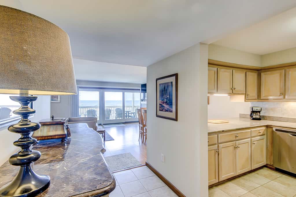 Oceanfront beach condo with WiFi, washer/dryer, pool - snowbirds welcome