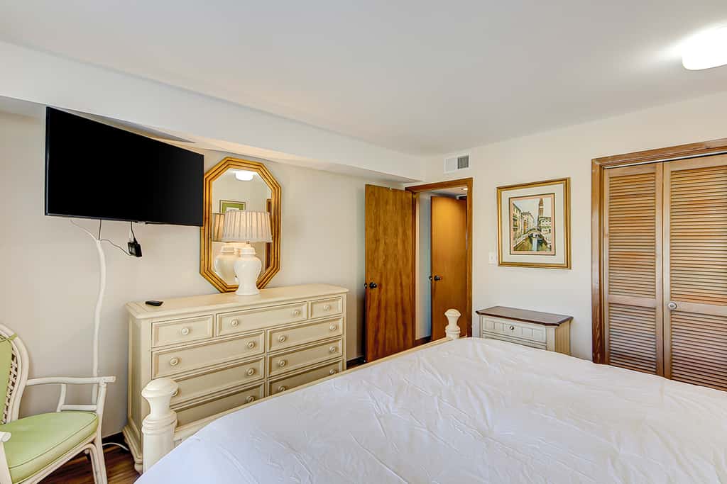 Oceanfront beach condo with WiFi, washer/dryer, pool - snowbirds welcome