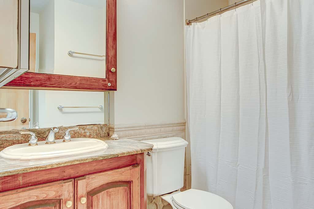Oceanfront beach condo with WiFi, washer/dryer, pool - snowbirds welcome