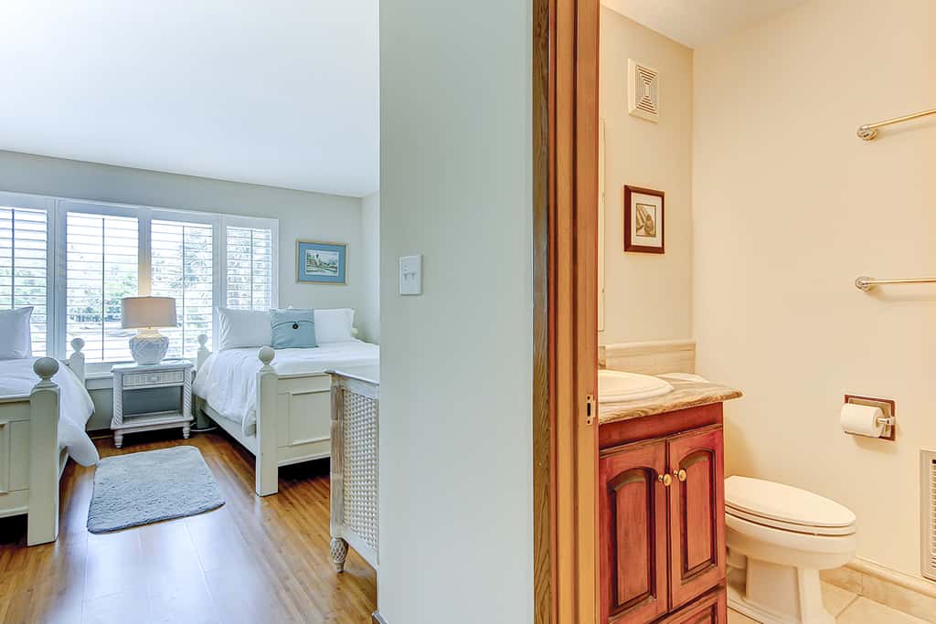 Oceanfront beach condo with WiFi, washer/dryer, pool - snowbirds welcome