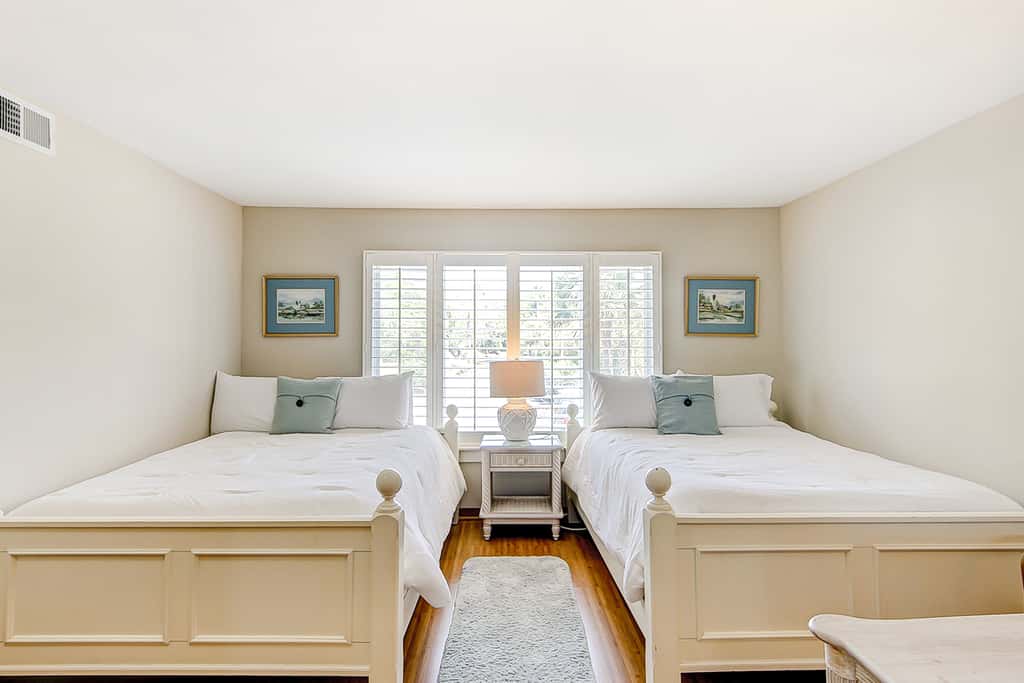 Oceanfront beach condo with WiFi, washer/dryer, pool - snowbirds welcome