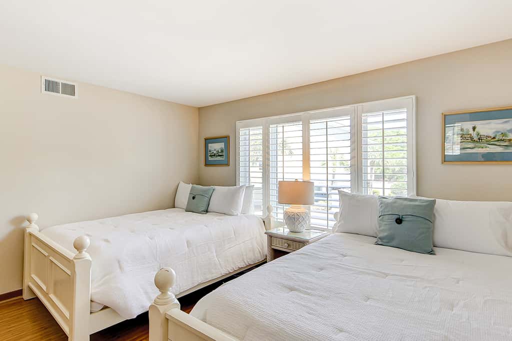 Oceanfront beach condo with WiFi, washer/dryer, pool - snowbirds welcome