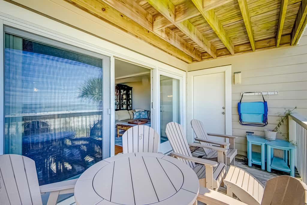 Oceanfront beach condo with WiFi, washer/dryer, pool - snowbirds welcome