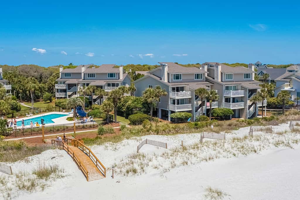 Oceanfront beach condo with WiFi, washer/dryer, pool - snowbirds welcome
