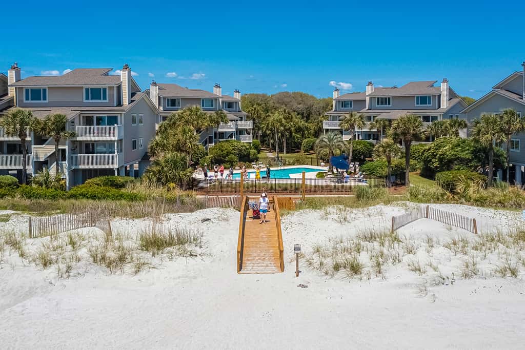 Oceanfront beach condo with WiFi, washer/dryer, pool - snowbirds welcome
