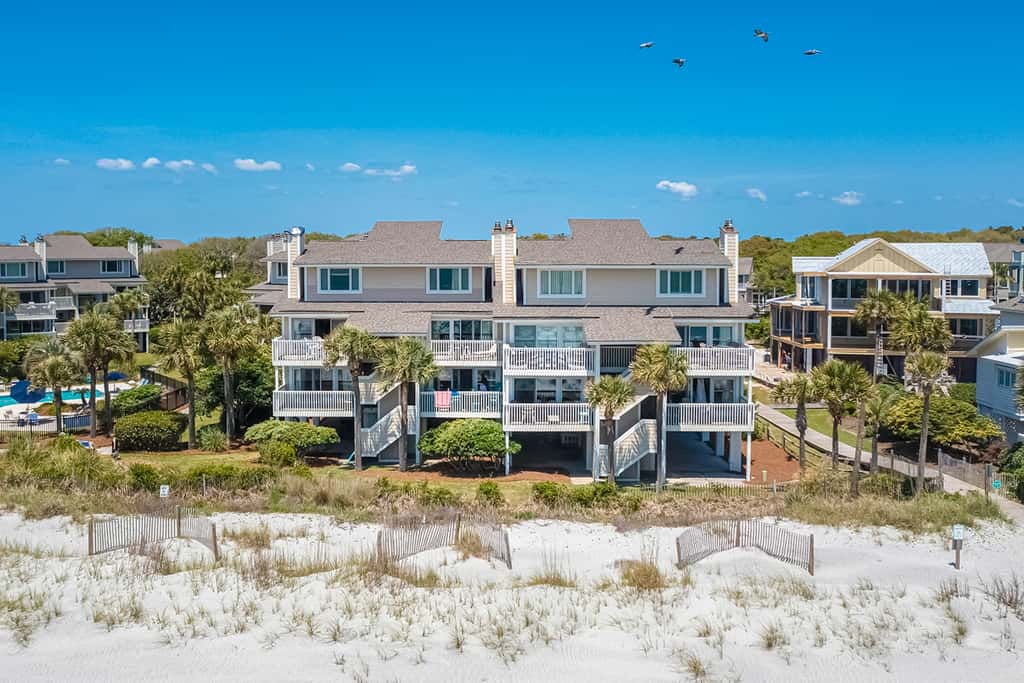Oceanfront beach condo with WiFi, washer/dryer, pool - snowbirds welcome