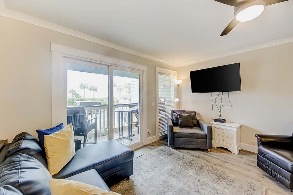 Updated Oceanfront Condo w/ Balcony, Pool & Beach Access