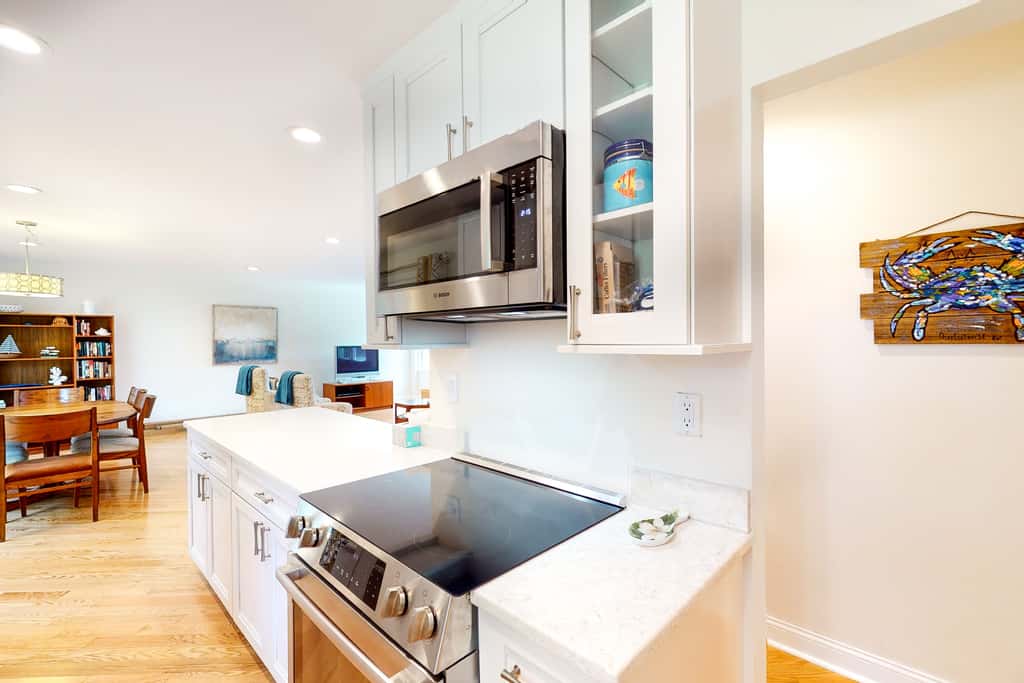 Comfortable dog-friendly home next door to rec center - blocks from beach access