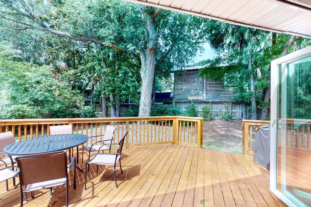 Comfortable dog-friendly home next door to rec center - blocks from beach access