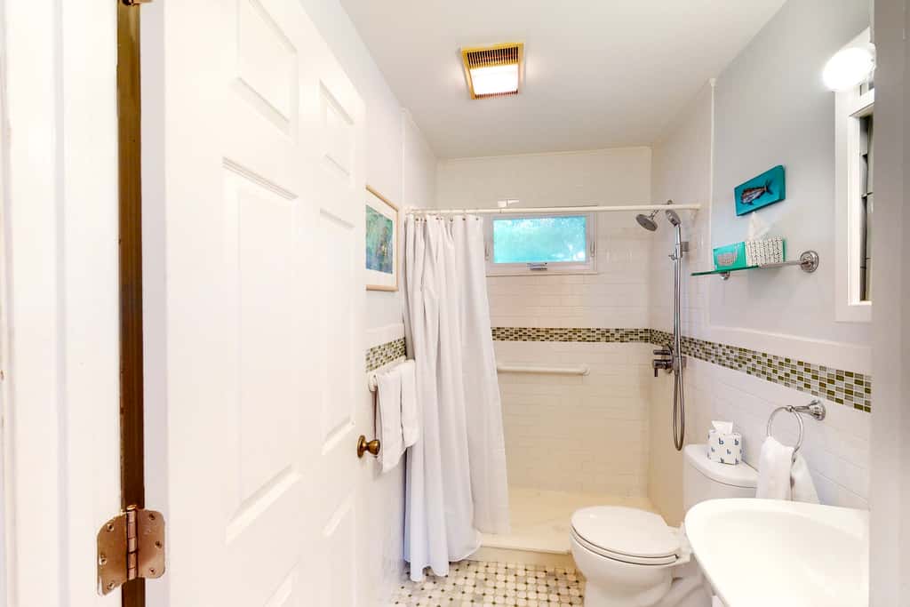 Comfortable dog-friendly home next door to rec center - blocks from beach access