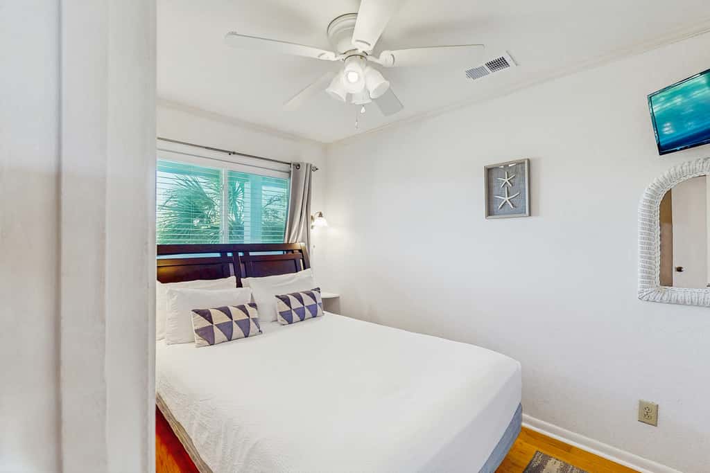 Renovated villa with gorgeous ocean views, pool, grills, & great location