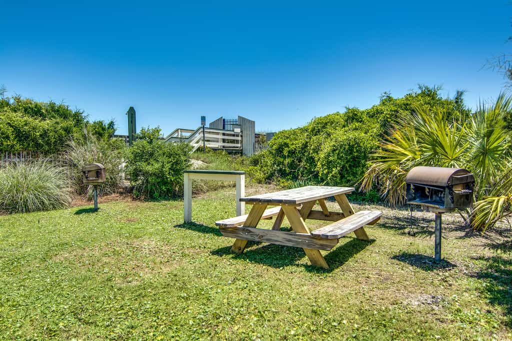 Renovated villa with gorgeous ocean views, pool, grills, & great location