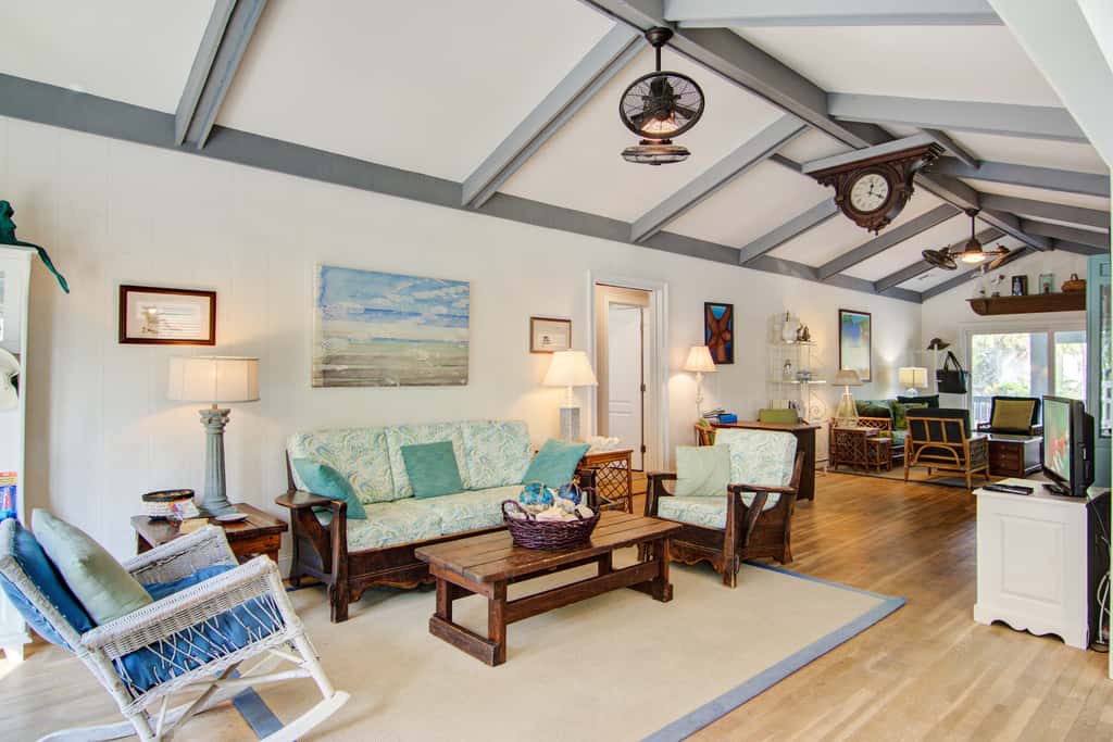 Dog-friendly coastal cottage w/deck & private gas grill - short walk to beach