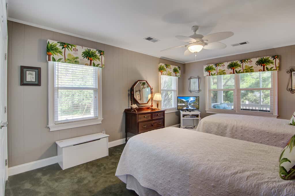 Dog-friendly coastal cottage w/deck & private gas grill - short walk to beach