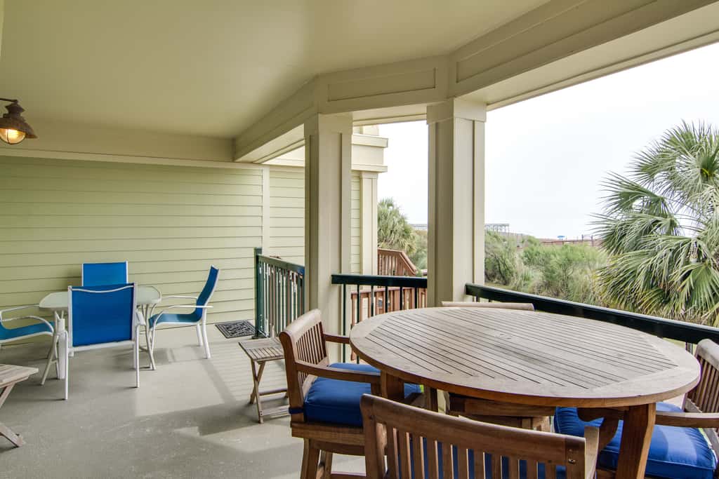 Beachfront villa w/ ocean views, private deck, pool access – steps from beach