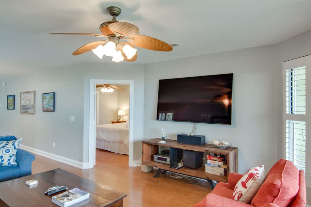 Beachfront villa w/ ocean views, private deck, pool access – steps from beach
