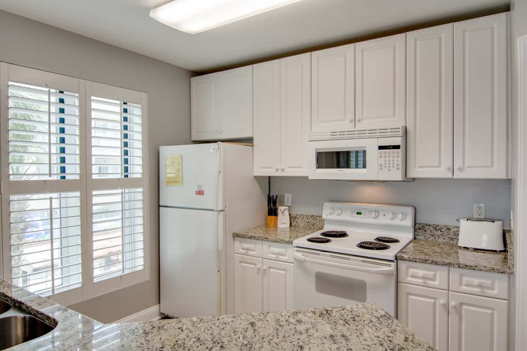 Beachfront villa w/ ocean views, private deck, pool access – steps from beach