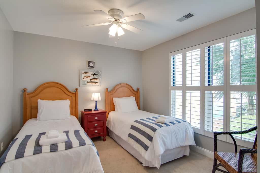 Beachfront villa w/ ocean views, private deck, pool access – steps from beach
