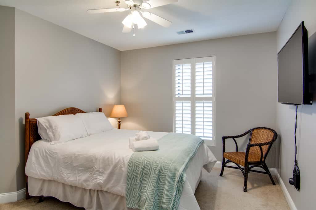 Beachfront villa w/ ocean views, private deck, pool access – steps from beach