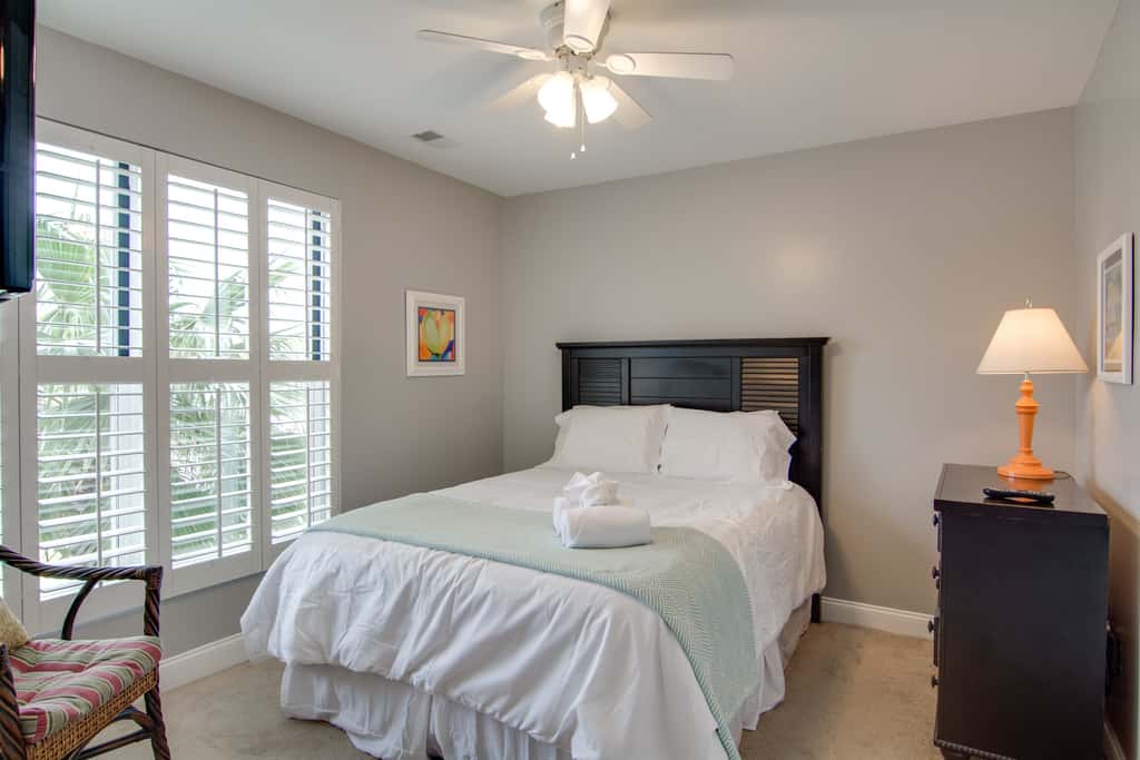 Beachfront villa w/ ocean views, private deck, pool access – steps from beach