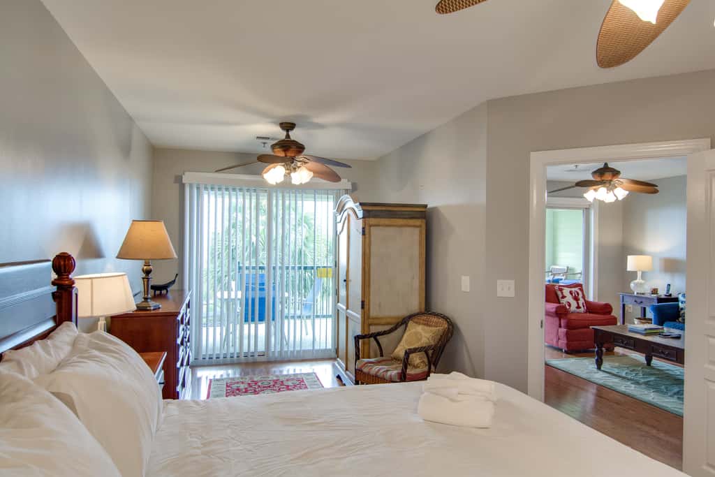 Beachfront villa w/ ocean views, private deck, pool access – steps from beach