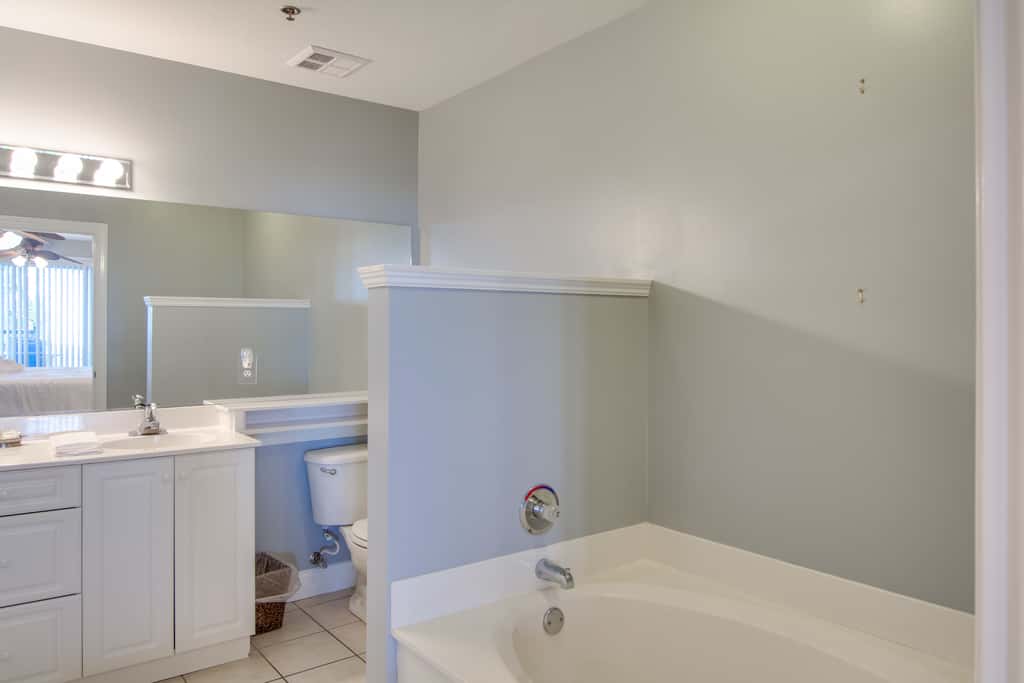 Beachfront villa w/ ocean views, private deck, pool access – steps from beach