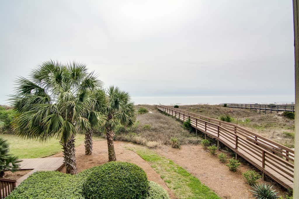Beachfront villa w/ ocean views, private deck, pool access – steps from beach