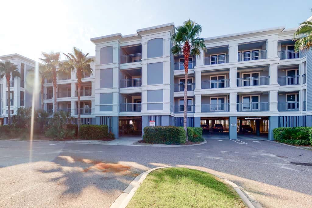 Beachfront villa w/ ocean views, private deck, pool access – steps from beach