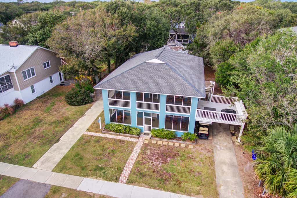 Convenient dog-friendly retreat steps from the beach with grill & screened porch