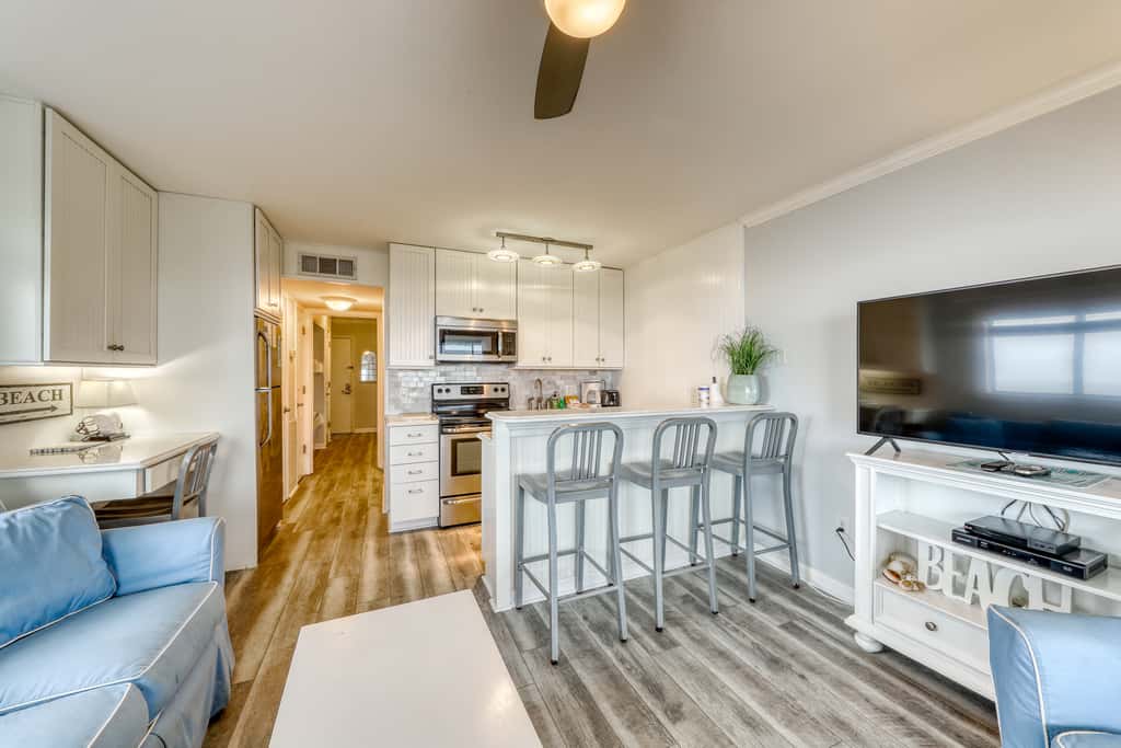 Oceanfront corner condo w/ spectacular view & shared pool/fishing pier