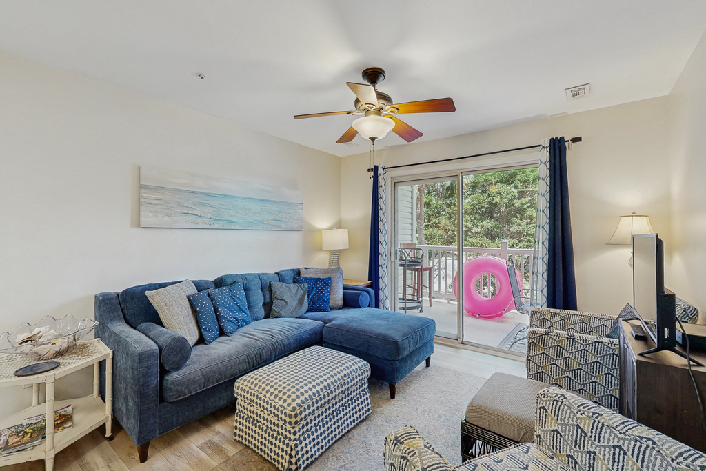 Lovely condo with marsh view, shaded balcony, central AC - 1 mile to Folly Beach