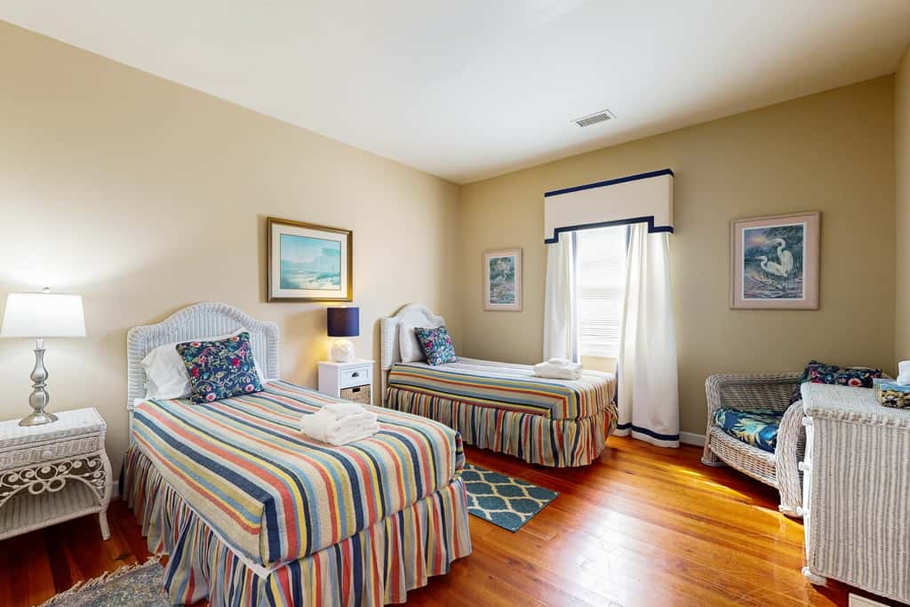 Spacious oceanfront home w/ stunning views, large deck - private access to beach