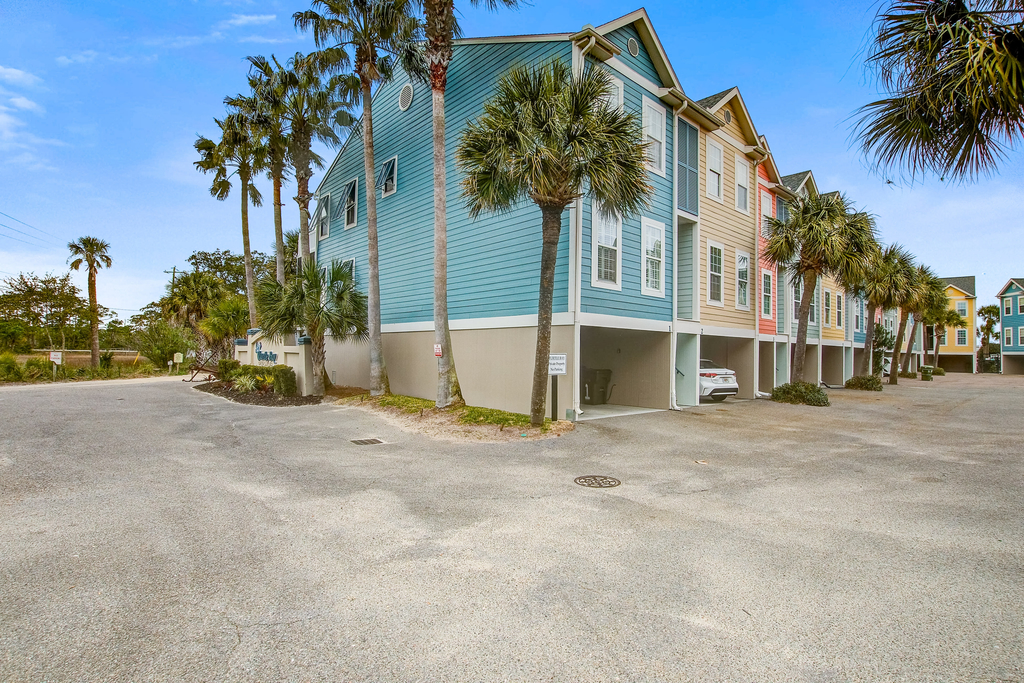 Lavish home near the beach and Charleston with pool & dock access - balcony