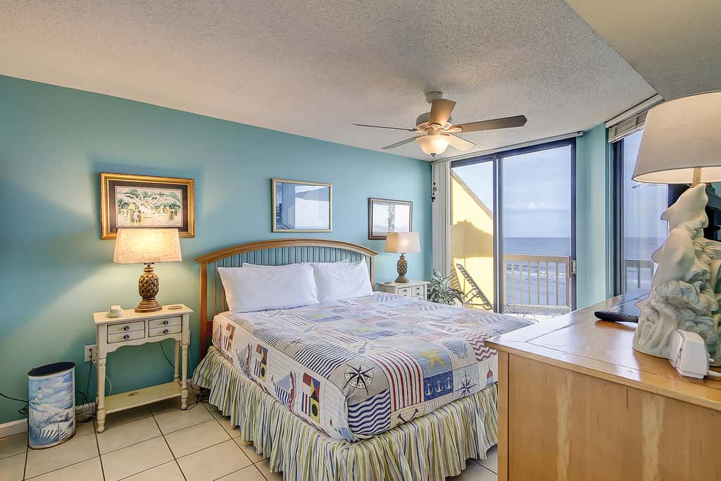 Oceanfront, fourth-floor villa with balcony, amazing view & 2 shared pools