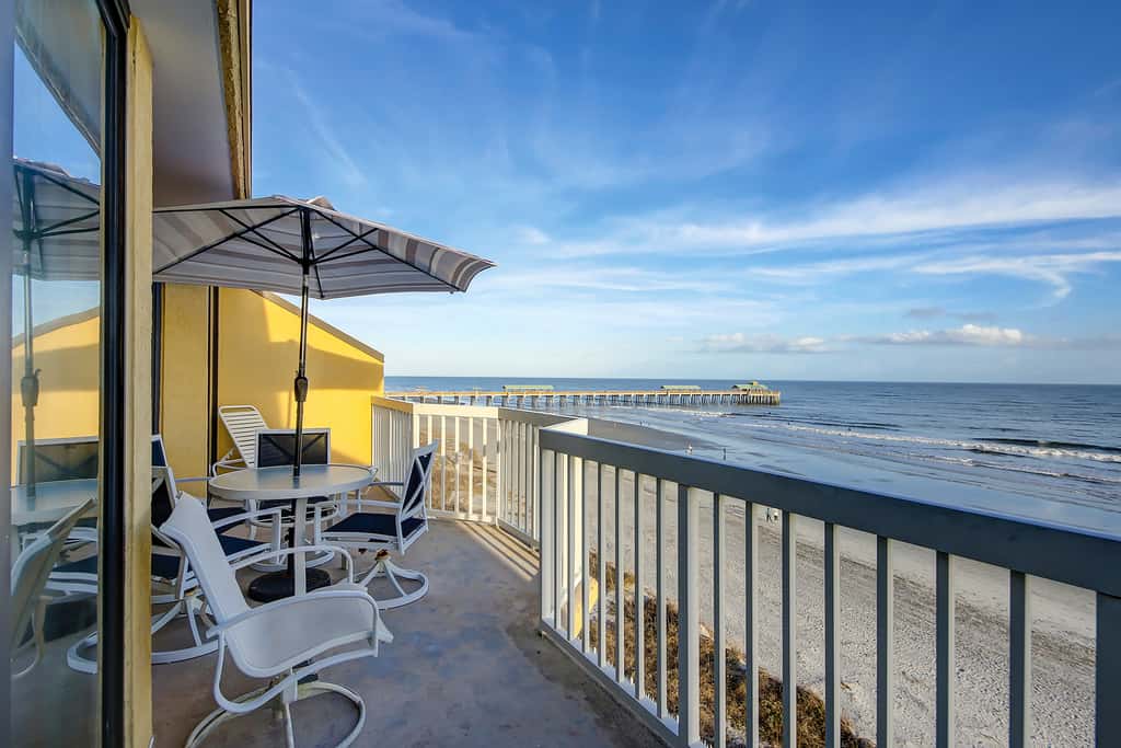 Oceanfront, fourth-floor villa with balcony, amazing view & 2 shared pools