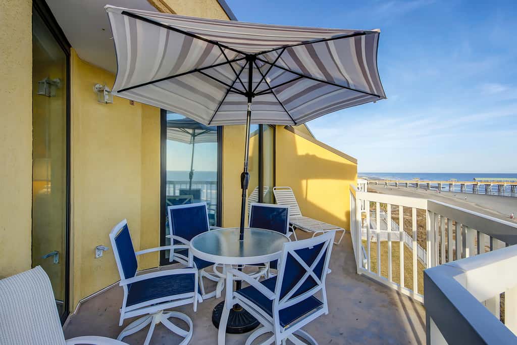 Oceanfront, fourth-floor villa with balcony, amazing view & 2 shared pools