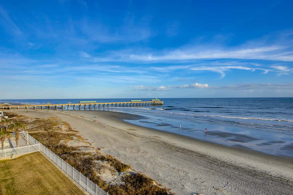 Oceanfront, fourth-floor villa with balcony, amazing view & 2 shared pools