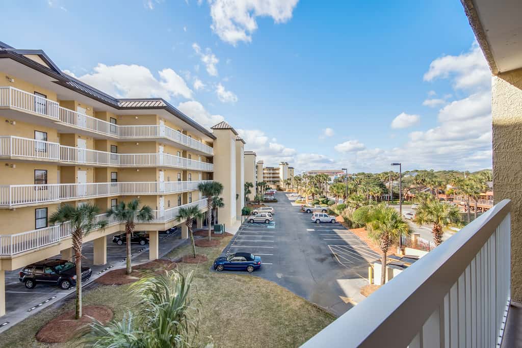 Oceanfront, fourth-floor villa with balcony, amazing view & 2 shared pools
