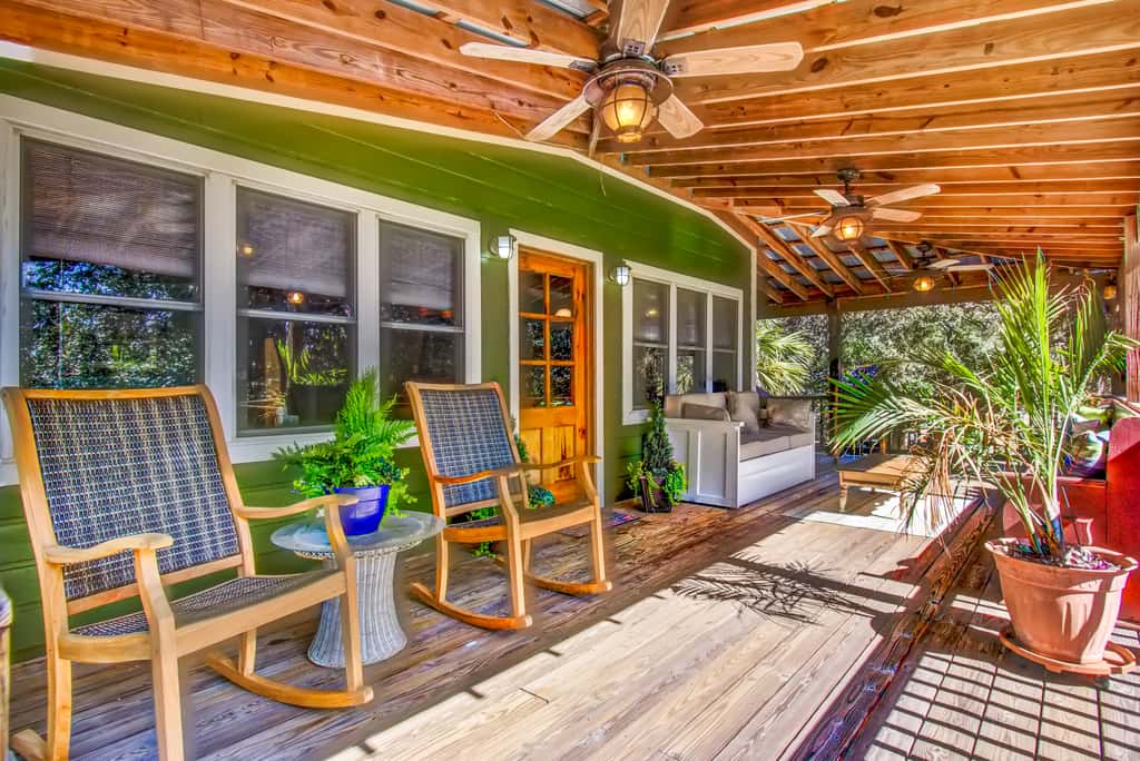 Dog-friendly tropical oasis w/ private deck/ yard - close to beach & everything
