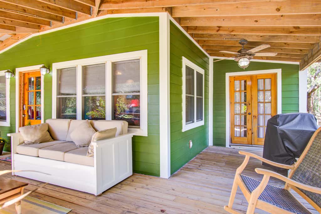 Dog-friendly tropical oasis w/ private deck/ yard - close to beach & everything
