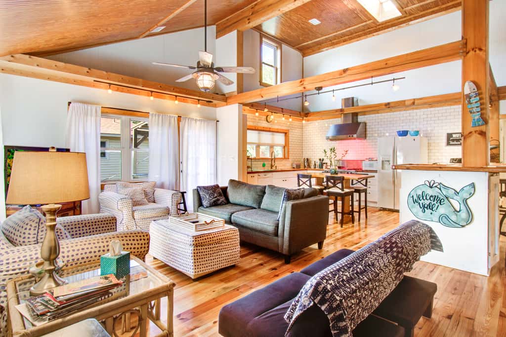 Dog-friendly tropical oasis w/ private deck/ yard - close to beach & everything