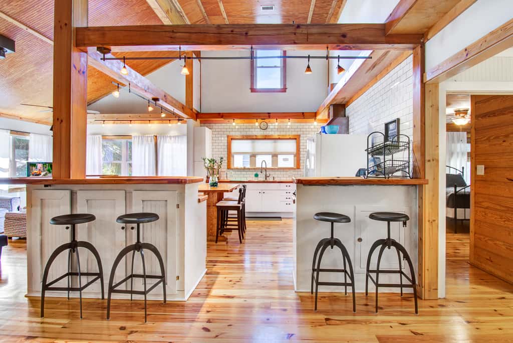 Dog-friendly tropical oasis w/ private deck/ yard - close to beach & everything